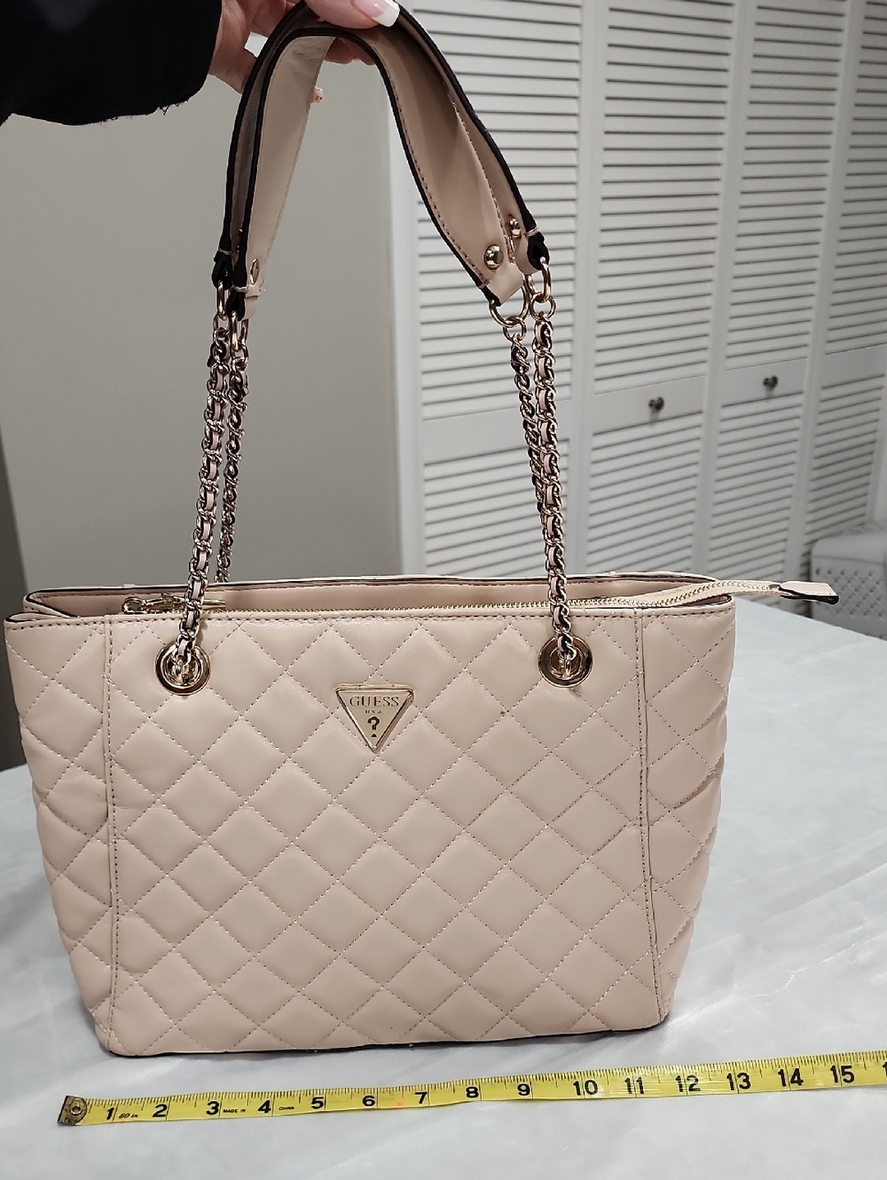 Guess Tali Elite Tote. Diamond Quilted Exterior Pattern Structured Bag. Lt Beige